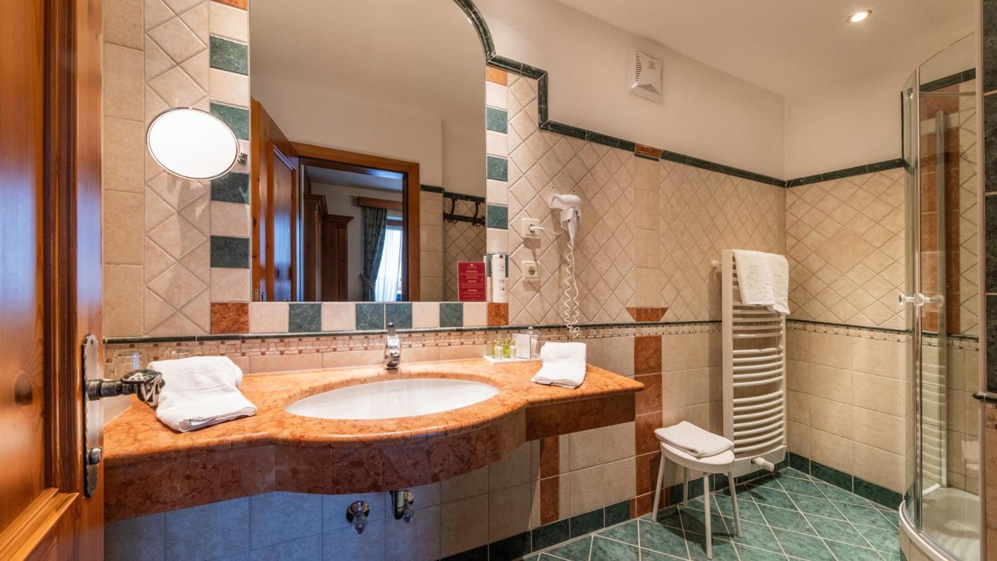 Romantik Hotel Santer Dobbiaco Esterno foto